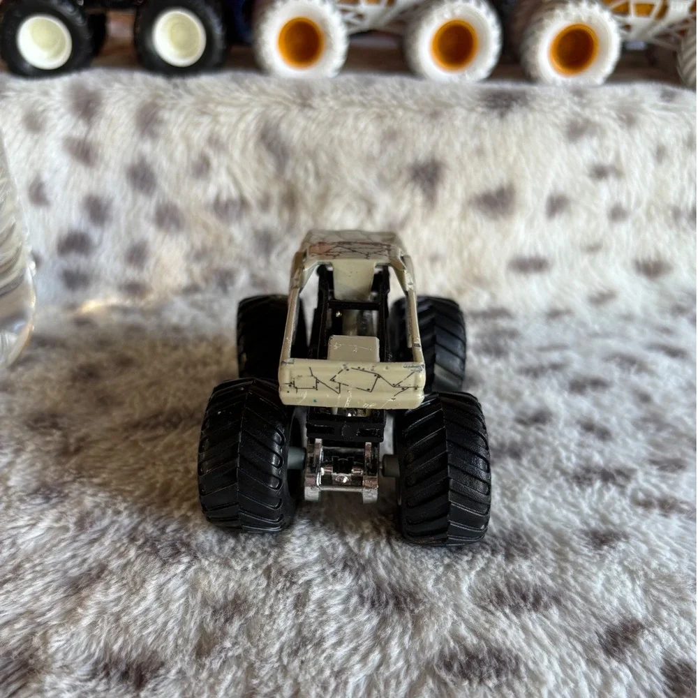 Hot Wheels Monster Jam Mega-Bite Monster Truck 1:64 Die-Cast Tan Shark Mouth